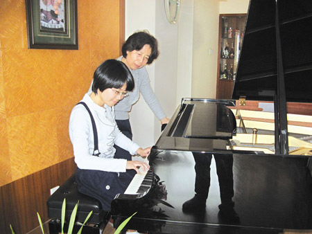 “音乐高考”状元黄晨星再练钢琴
